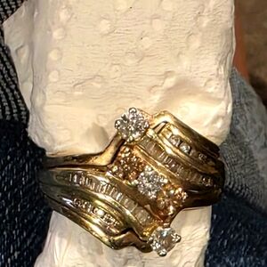 Elegant Gold and Diamond Women's Ring